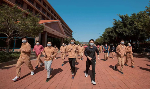 组织“跑在阳光下，，，，，，，跑进康健里”体育活动